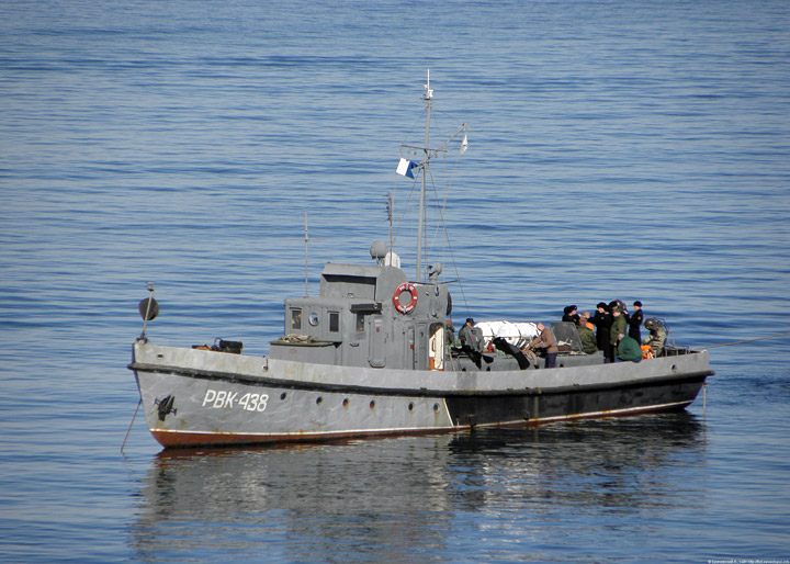 Diving boat "RVK-438" with divers