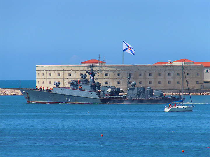 RFS 071 Suzdalets a anti-submarine corvette of project 1124M leaving Sevastopol harbor
