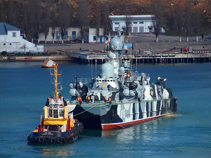 Hovercraft Bora - mooring in Sevastopol Bay
