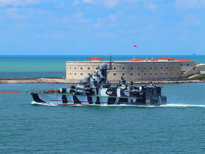 The Bora hovercraft passes the Konstantinovskaya Battery in Sevastopol