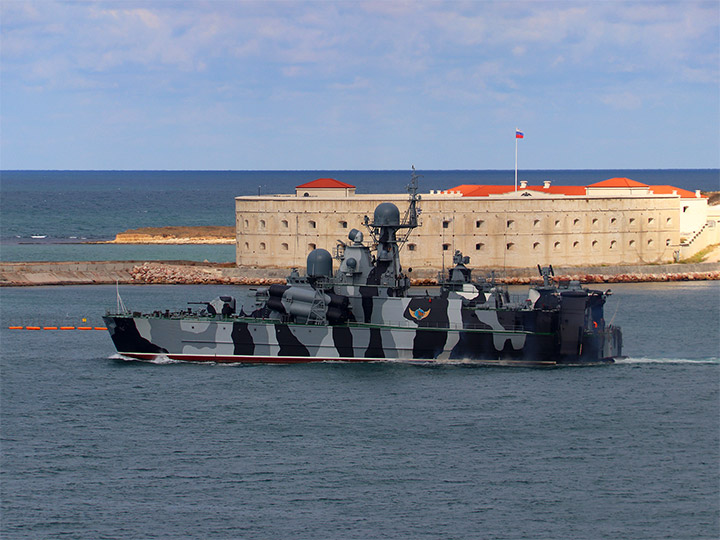 The Bora hovercraft and the Konstantinovskaya Battery in Sevastopol