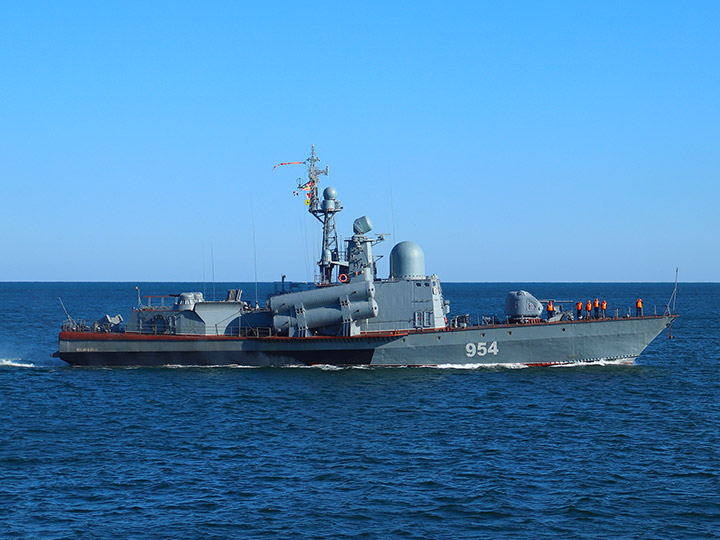 RFS 954 Ivanovets at the roadstead of Sevastopol Harbor