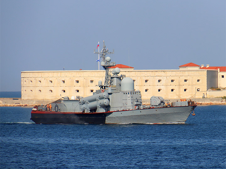 Missile Corvette Ivanovets of the Russian Black Sea Fleet passes the Konstantinovskaya battery, Sevastopol