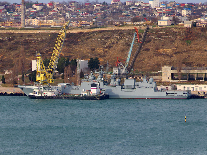 RFS Admiral Makarov, an Admiral Grigorovich-class frigate and the floating crane