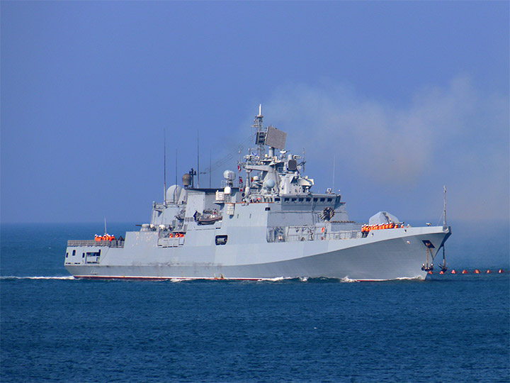 Frigate Admiral Makarov of the Black Sea Fleet on the approach to Sevastopol