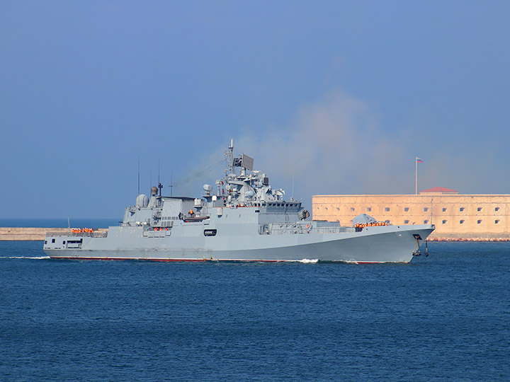 Frigate Admiral Makarov of the Black Sea Fleet on the approach to Sevastopol
