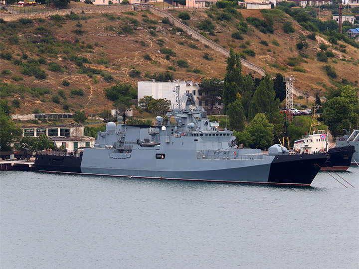 Frigate Admiral Makarov of the Black Sea Fleet in camouflage paint in Sevastopol
