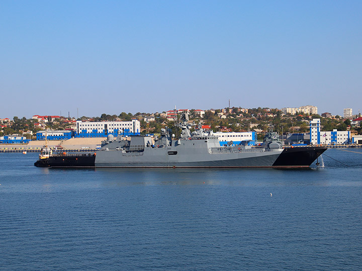 Frigate Admiral Makarov of the Black Sea Fleet in Sevastopol Bay under tugs
