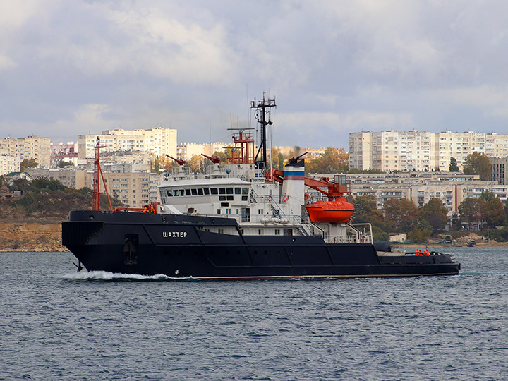Salvage Tug Shakhter leaving the Sevastopol Harbor