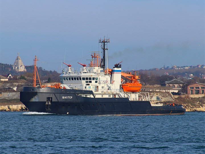 Salvage Tug Shakhter into the Sevastopol Harbor
