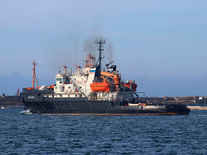 Salvage Tug Shakhter into the Sevastopol Harbor