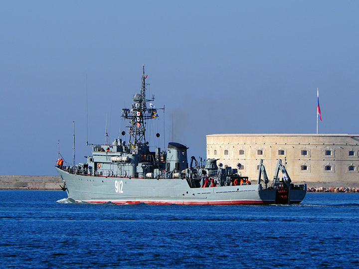 Seagoing Minesweeper Turbinist leaving Sevastopol harbor