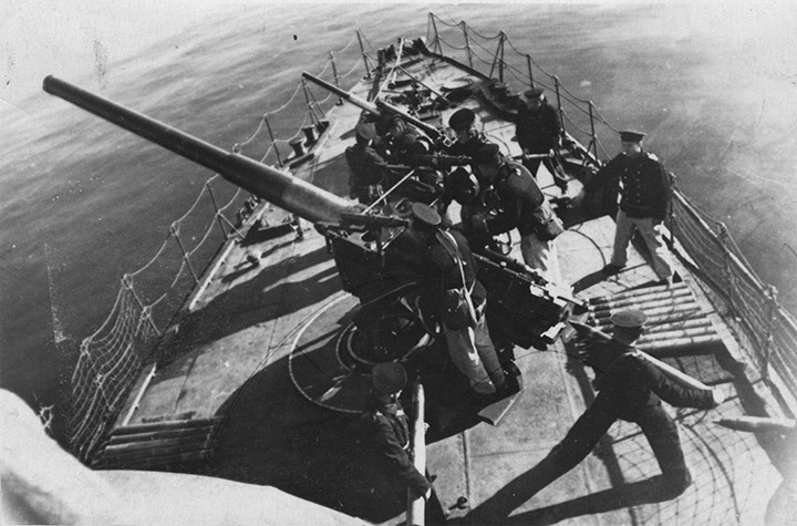 Артиллерийские учения на СКР "Шквал" Черноморского флота - 102-мм корабельное орудие 4"/60 образца 1911