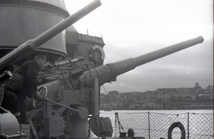 Артиллерийские учения на сторожевом корабле "Шквал" Черноморского флота - 102-мм корабельное орудие