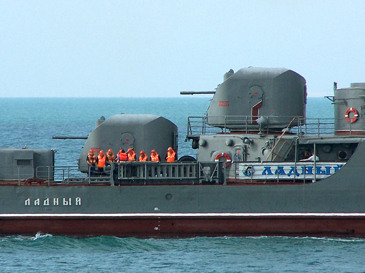 Корабельные артустановки АК-726 на СКР "Ладный"