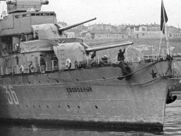 Носовые 130-мм корабельные орудия Б-13 эсминца "Свободный" Черноморского флота, 1942 год 