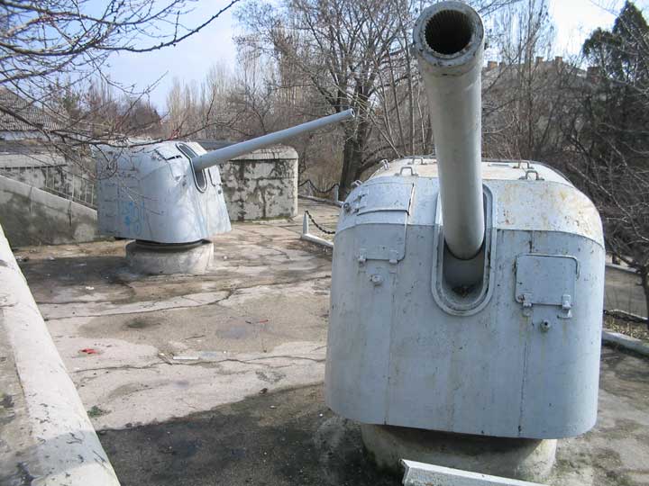 Пара Б-13 - 130-мм корабельных орудий на запасном командном пункте командования ЧФ в период обороны Севастополя в 1941-1942 гг.