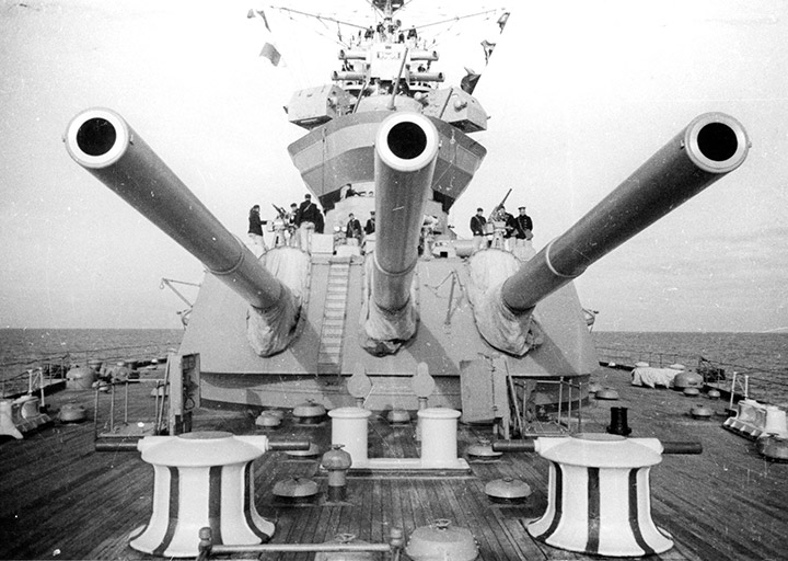 305-мм трехорудийные башни МК-3-12 на линкоре "Севастополь"