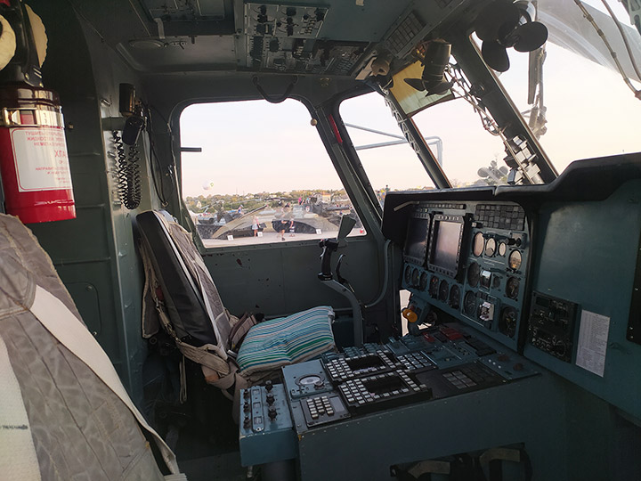 В кабине вертолета дальнего радиолокационного обнаружения Ка-31Р Морской авиации Черноморского флота