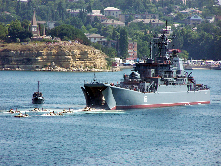 Высадка БТР-80 морской пехоты Черноморского флота на воду с БДК "Ямал"