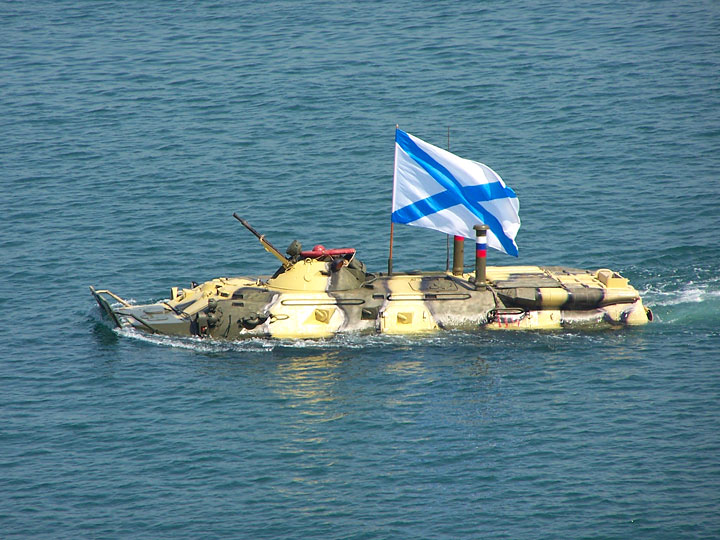 БТР-80 морской пехоты Черноморского флота на плаву с Андреевским флагом