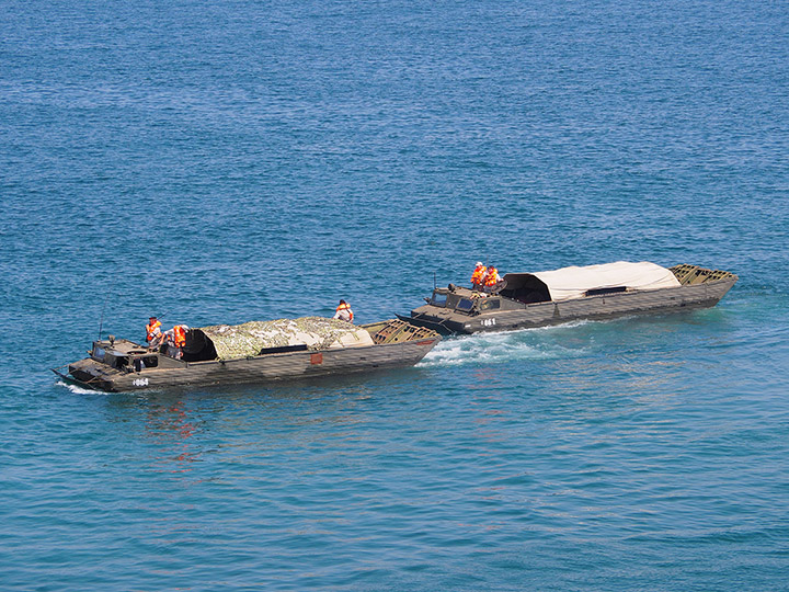 Плавающие транспортеры ПТС-М Морской пехоты ЧФ на плаву