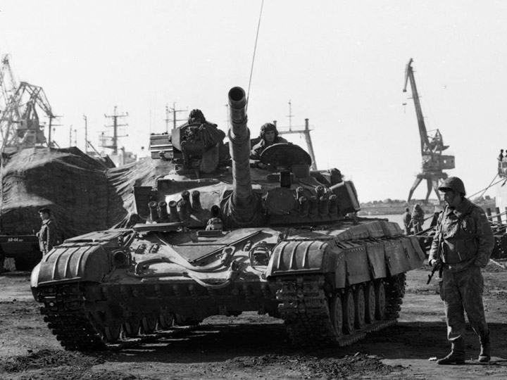 Танк Т-64А морской пехоты Черноморского флота в порту города Поти, Грузия (ноябрь 1993 г.)