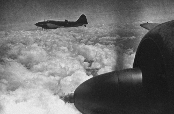 Бомбардировщики Ил-4из состава 2-го минно-торпедного авиационного полка ВВС ЧФ летят на выполнение боевого задания