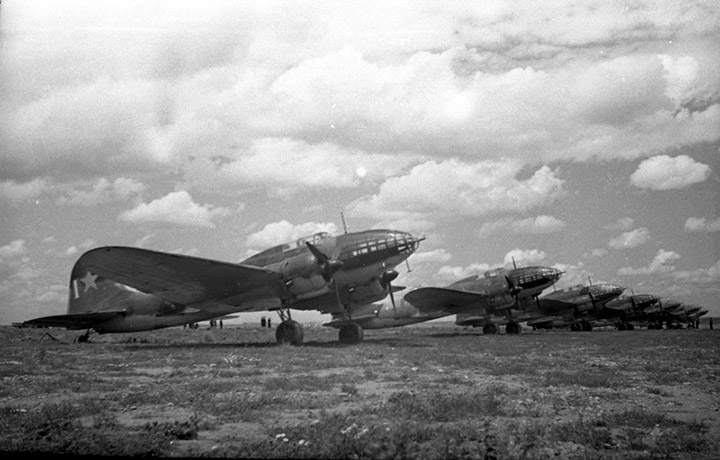 Строй самолетов Ил-4 5-го гвардейского минно-торпедного авиационного полка ВМФ ЧФ на аэродроме, июль 1942 г