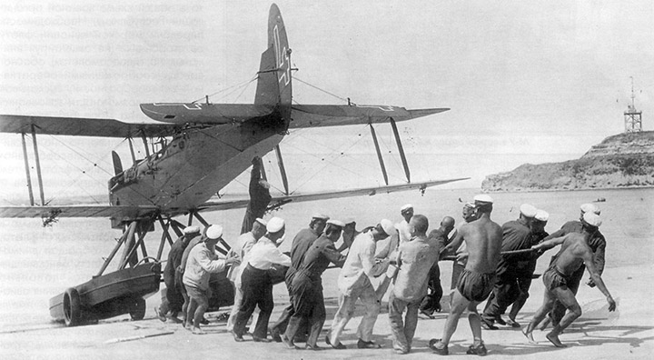 Выкатка гидросамолета-разведчика МР-1 из 64-го авиаотряда на берег. Севастополь, 1932 г.