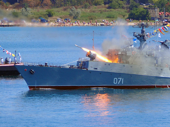 Запуск глубинных бомб с установки РБУ-6000 на МПК "Суздалец" Черноморского флота