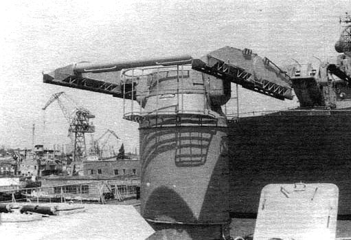 Пусковая установка противолодочного ракетного комплекса РПК-1 "Вихрь" на крейсере "Москва"