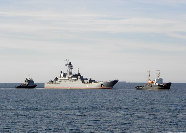Буксировка большого десантного корабля "Азов"