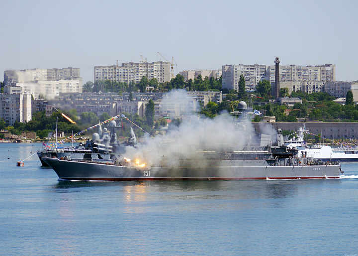 Залп с большого десантного корабля "Азов"