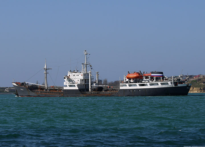 Средний морской танкер "Иман" на ходу
