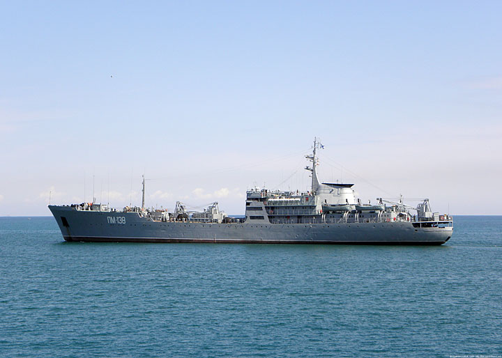 Плавмастерская "ПМ-138" выходит в море