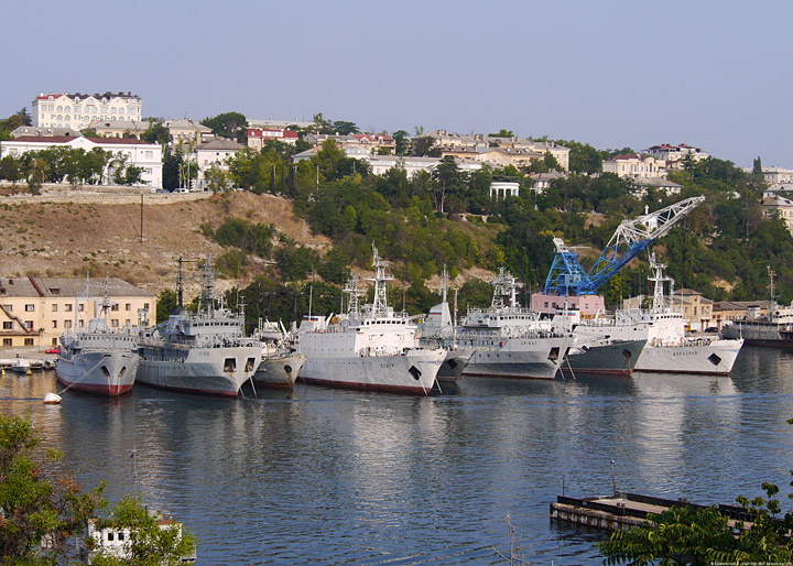 Суда вспомогательного флота в Южной бухте, Севастополь