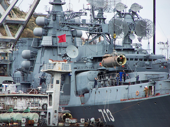 Большой противолодочный корабль "Керчь" на погрузке боезапаса
