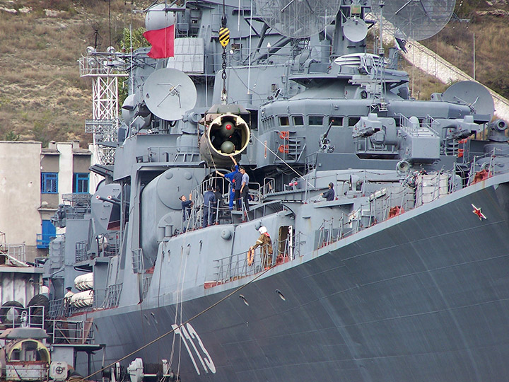 Большой противолодочный корабль "Керчь" загружает ракето-торпеды 85РУ