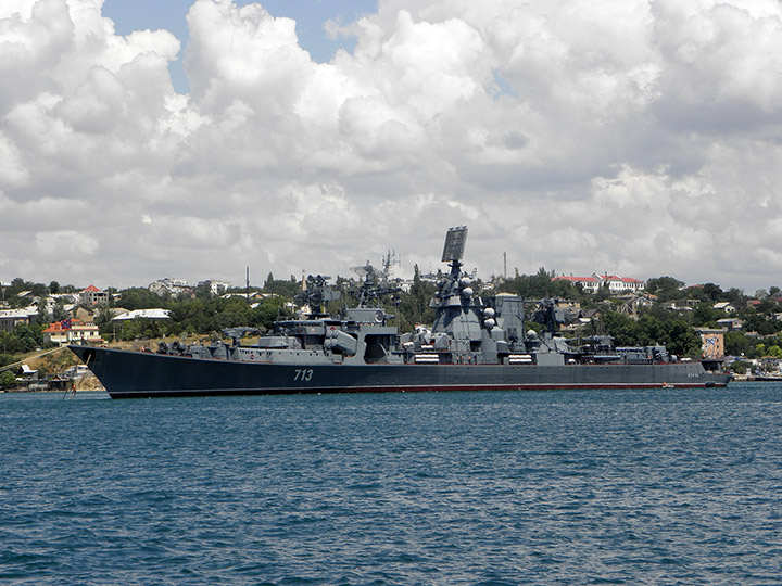 БПК "Керчь" Черноморского флота на фоне Северной стороны Севастополя