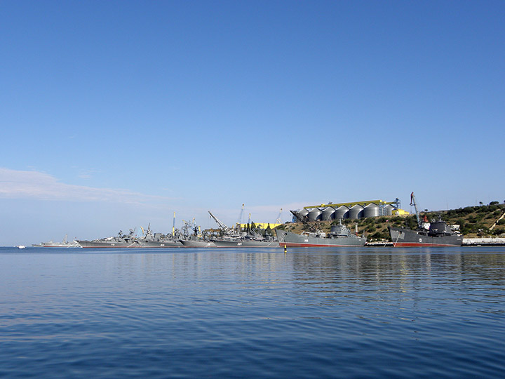 БПК "Керчь" у причала с кораблями Черноморского флота в Севастополе