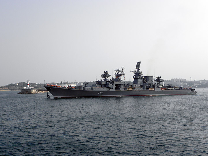 БПК "Керчь" выходит из Севастопольской бухты в море