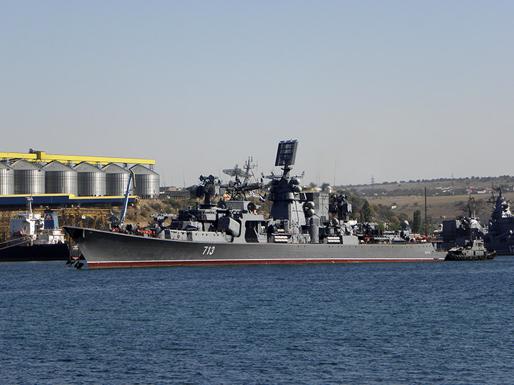 БПК "Керчь" в Севастопольской бухте