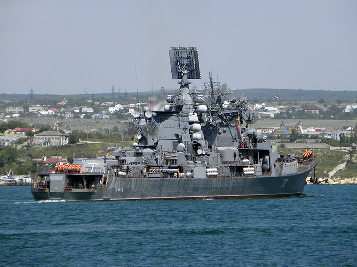 БПК "Керчь" проходит по Севастопольской бухте