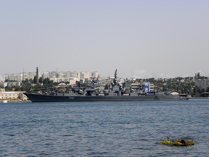 БПК "Керчь" на бочках в Севастопольской бухте