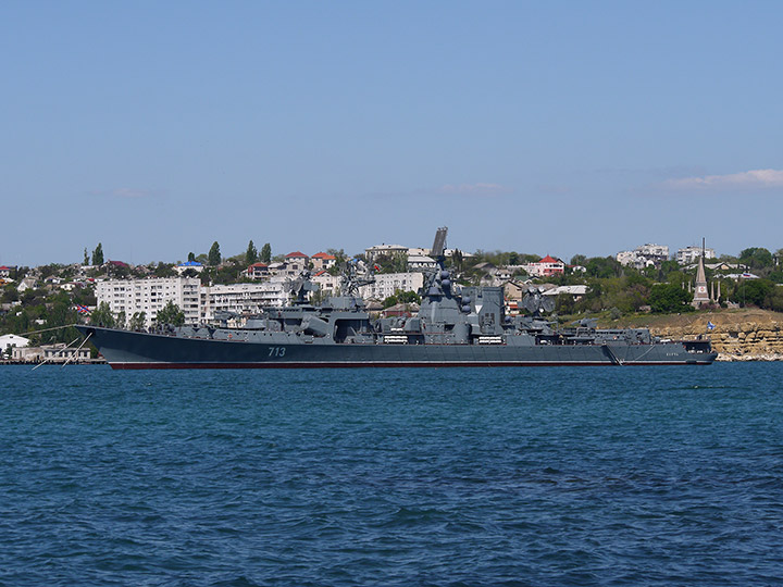 БПК "Керчь" в Севастопольской бухте