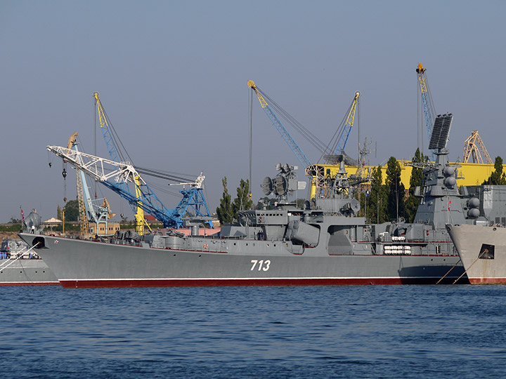 БПК "Керчь" у причала в Севастопольской бухте