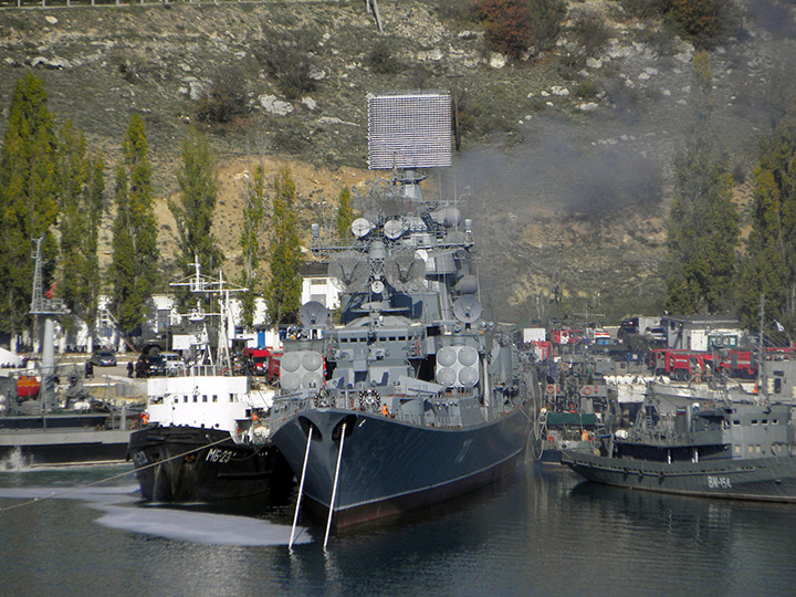 Пожар на большом противолодочном корабле "Керчь" в Севастополе