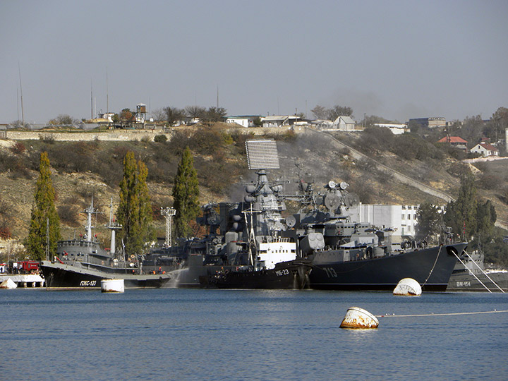 Тушение пожара на большом противолодочном корабле "Керчь" в Севастополе