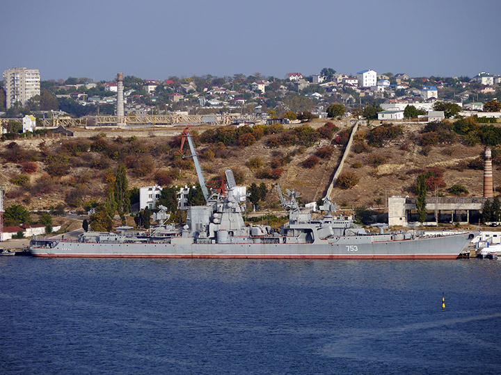 Большой противолодочный корабль "Керчь" у причала в Севастополе